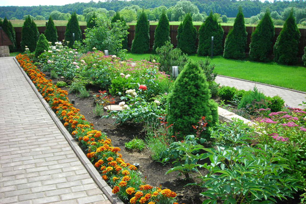 Обустраиваем цветник на участке — выбираем оптимальный вариант